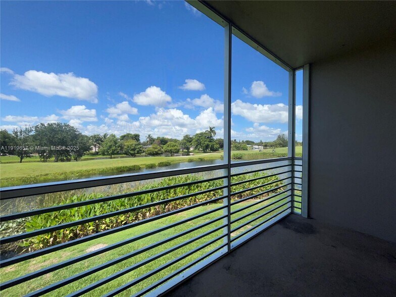 Building Photo - 2471 SW 82nd Ave