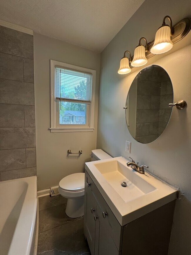 Building Photo - 3bed/1bath House in Greensboro - $1395/month