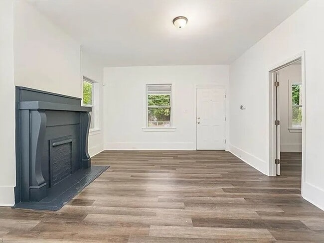 Building Photo - Charming Fully Renovated Cottage Minutes from Downtown!