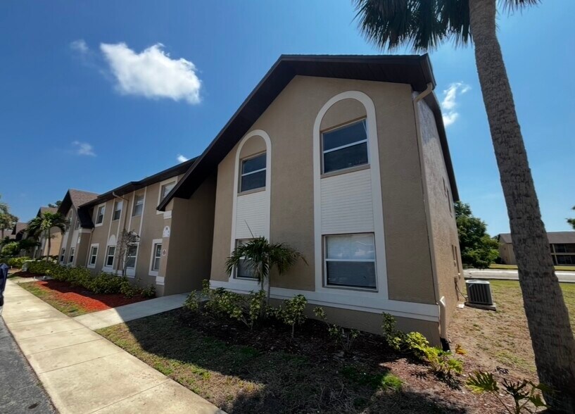 Building Photo - 290 Spring Dr