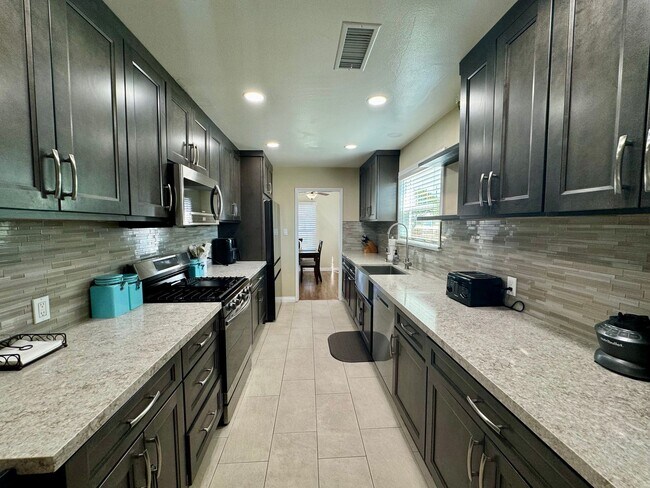 Building Photo - MOVE IN READY Updated La Mirada Home