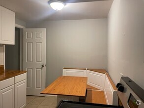 Building Photo - Quaint 1Br/1BA duplex with ample parking i...