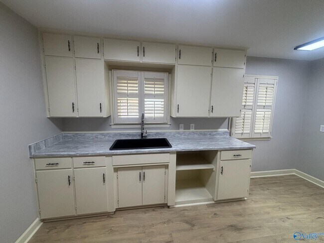 Building Photo - 1308 McClung Ave SE