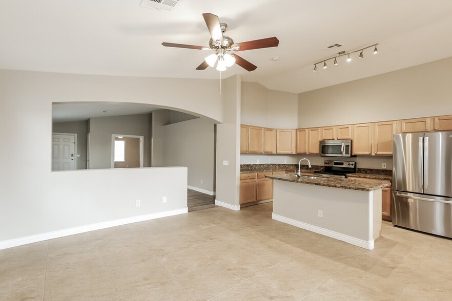 Building Photo - 1079 E Yuma Ave