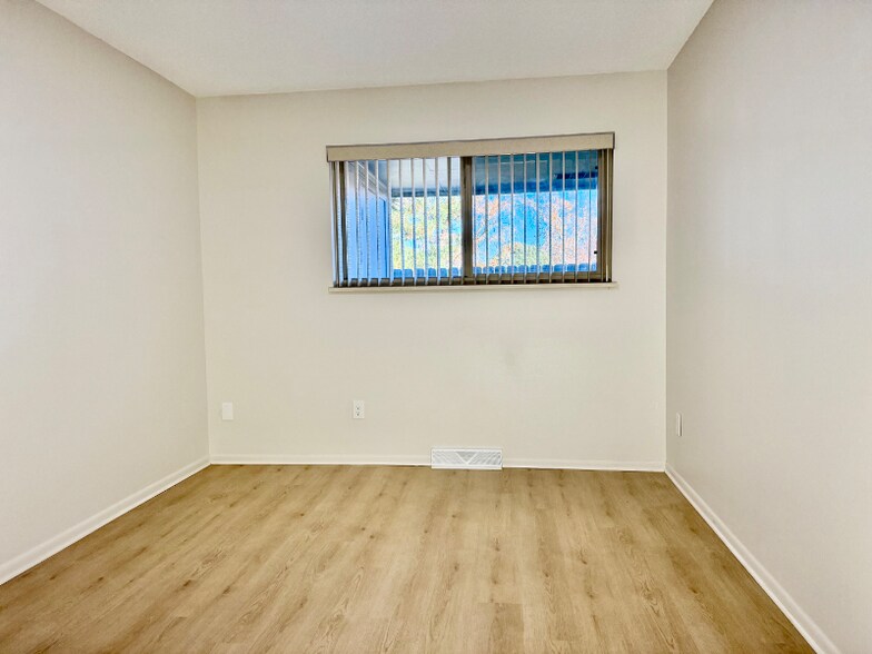 Building Photo - 408 E Thunderbird Dr