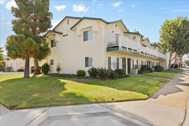 Building Photo - 1 Bed/1 Bath + 2 Parking Spaces and Walking Distance to Beach