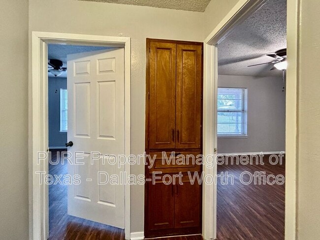 Building Photo - 2608 Oaks Dr