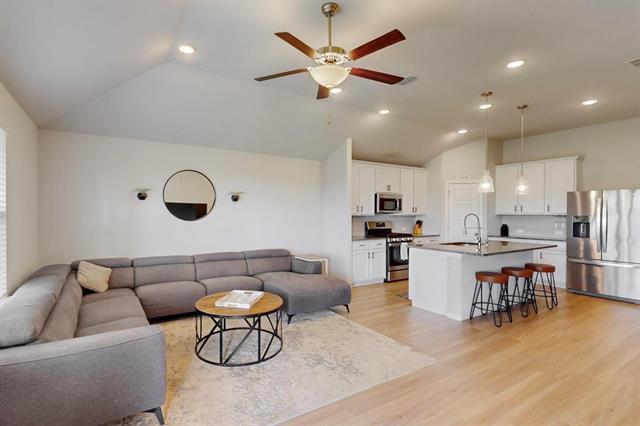 Building Photo - 512 Bronze Forest Dr
