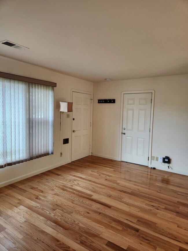 Building Photo - Charming 2 bd, 1 bath near downtown Santa Rosa