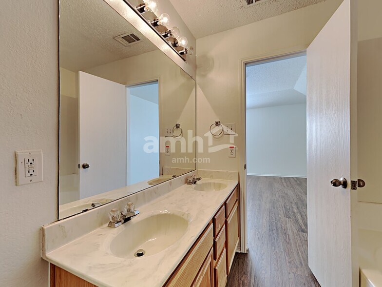 Building Photo - 816 Meadowlark Dr