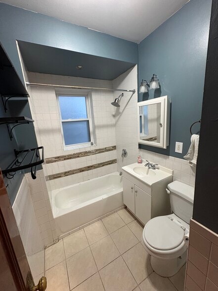 Bathroom - 3041 W Leland Ave