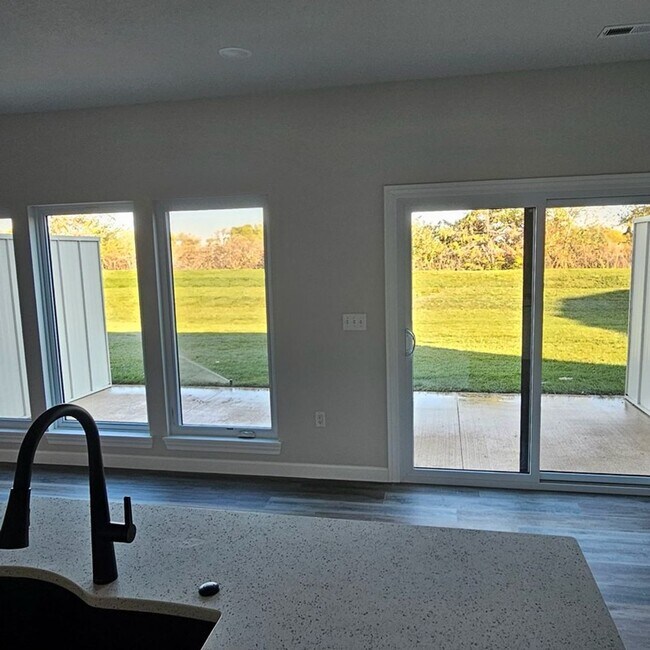 Building Photo - 363 SE 70 Rd