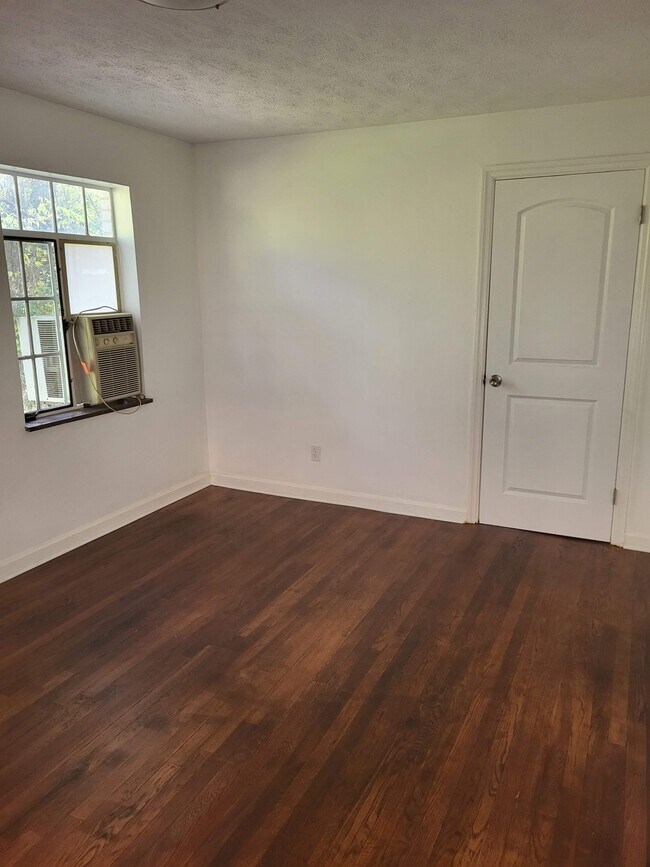 Building Photo - 2802 Temple Ave