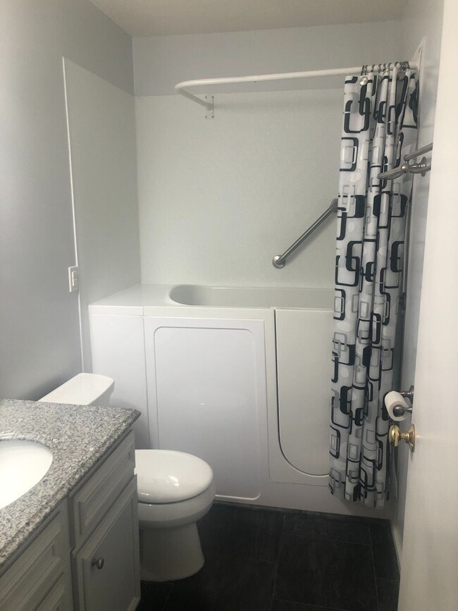 Building Photo - Beautiful Townhome 2Bed/ 1 Bath