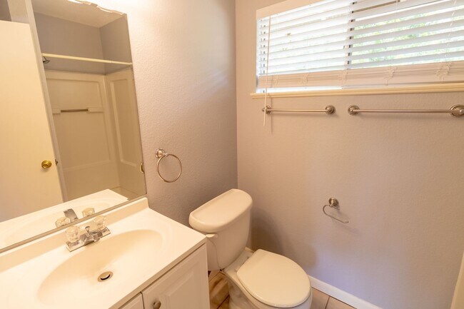 Building Photo - Beautiful 3 bedroom Home in West Congress!