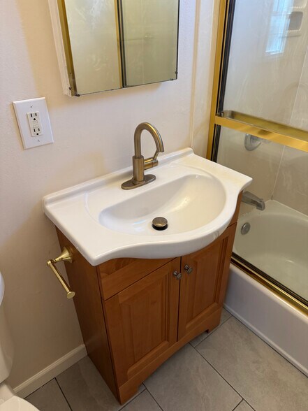 Building Photo - 627 Rose Ave