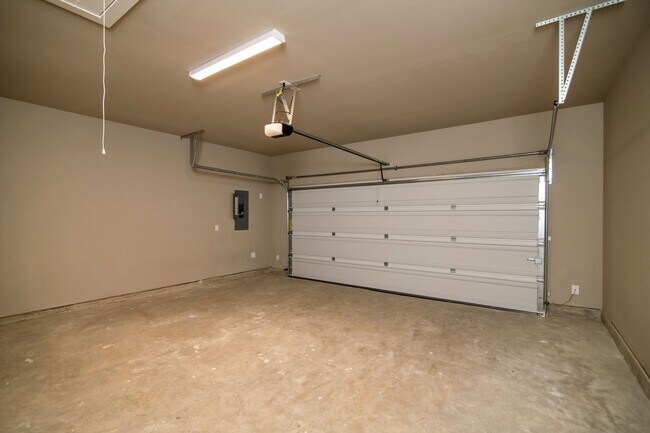 Building Photo - GORGEOUS 3 BEDROOM DUPLEX LOCATED IN MIDLO...