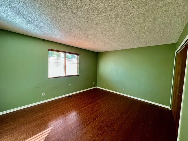 Building Photo - Beautiful 5 Bedroom Ranch Style Home in No...