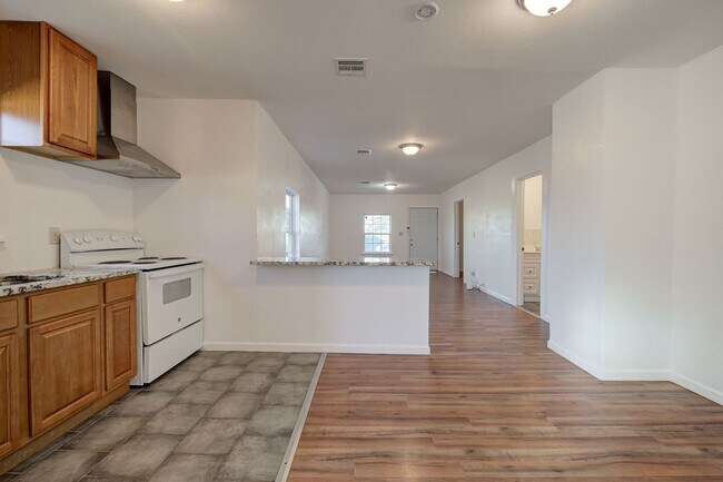 Building Photo - Cute 2BD/1BTH Home in the Heart of OKC Near OU Medical Center
