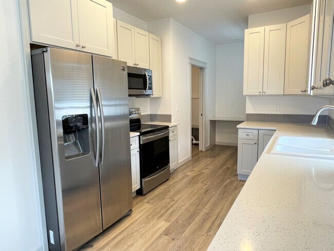 Building Photo - Beautiful3 bed 2,5 bath townhouse in Garden City
