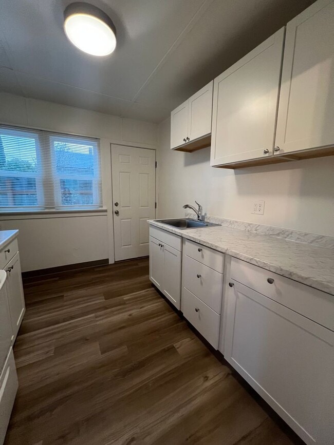 Building Photo - Cute, One bedroom duplex in Central Medfor...