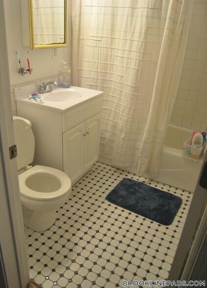 Building Photo - 322 St Paul St