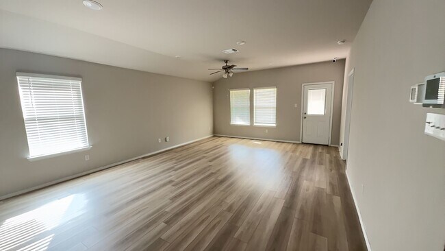 Building Photo - LAKE POINTE TERRACE!  4-bedroom 2-bathroom house! $500 Off!!