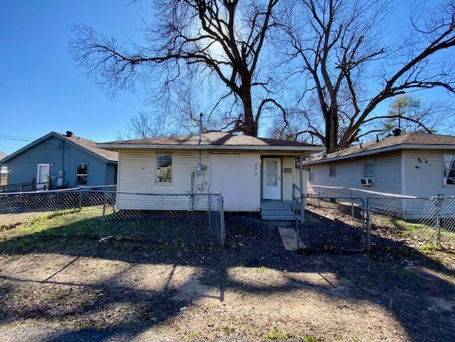 Building Photo - 2 Bedroom 1 Bath Home In Bossier City! - S...