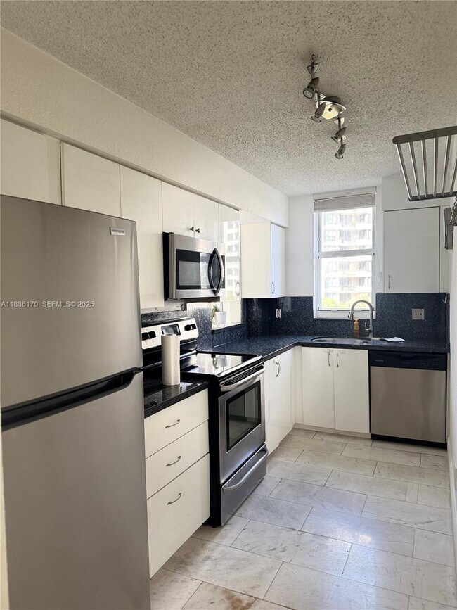 Building Photo - 770 Claughton Island Dr