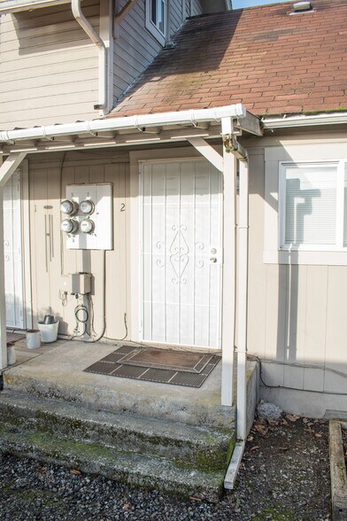 Front entry to unit. Screen door with personal porch to unit. - 1007 W Main St