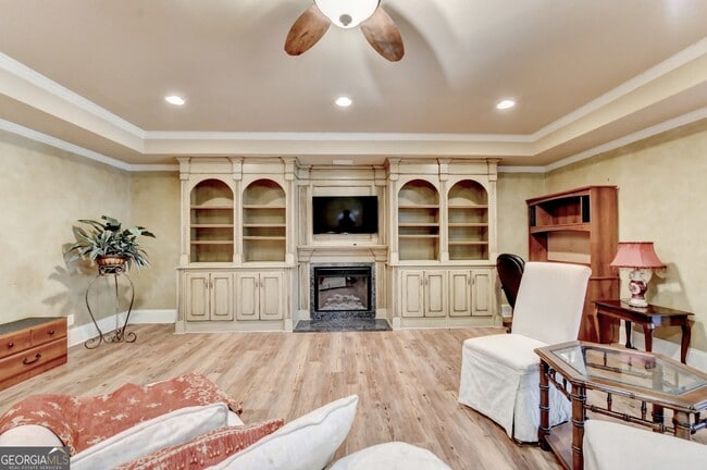 Building Photo - 8910 Pinehurst Cove