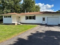 Building Photo - 822 N Hook Rd