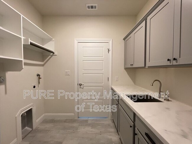 Building Photo - 716 Expedition Way