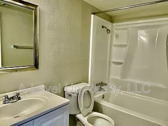 Building Photo - 401 E Thoroughbred St