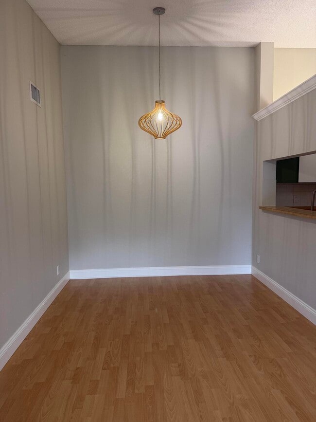 Building Photo - 13811 Oneida Dr