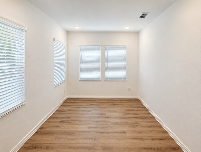 Building Photo - 715 Roanoke Dr