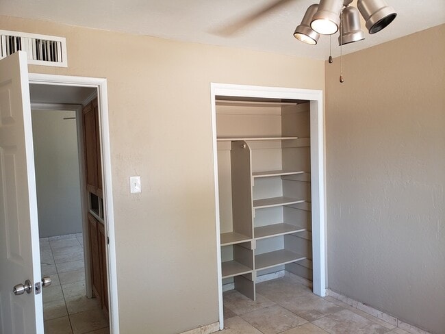 Building Photo - 841 E Cinnabar Ave