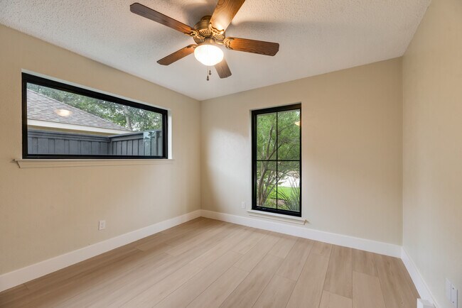 Building Photo - 2605 Glenhaven Dr