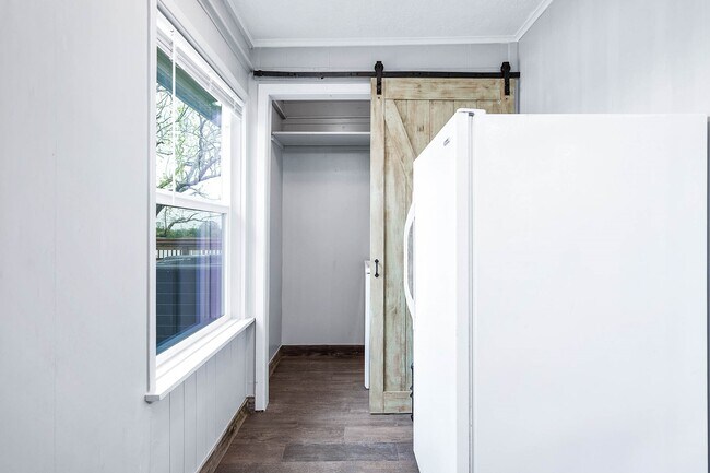 Building Photo - 319 Palm Dr