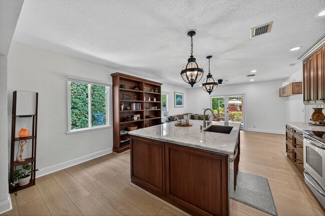 Building Photo - 510 NE 8th Ave