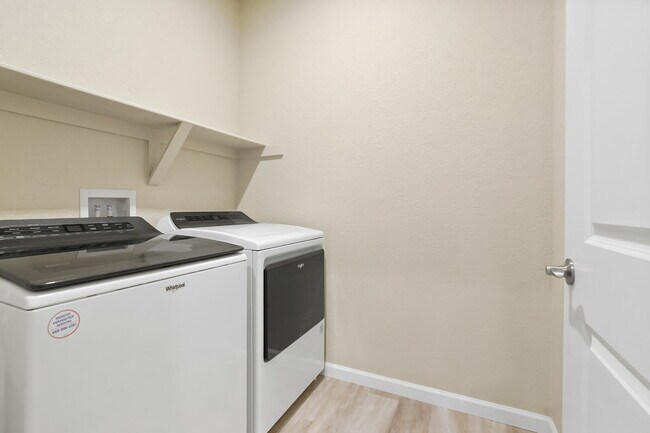 Building Photo - Spacious 3 Bed, 2.5 Bath Townhome in Prime Lakewood Location - Solar