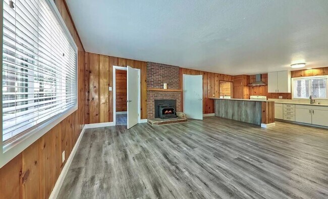 Building Photo - *LONG TERM RENTAL*