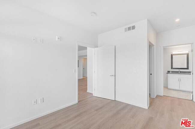 Building Photo - 1227 N Berendo St