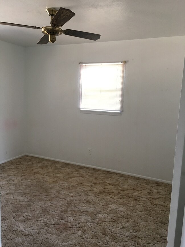 Building Photo - GREAT BRICK HOME ON LARGE LOT