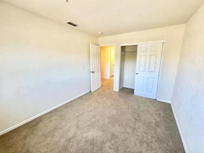 Building Photo - Lovely 2 Story Home In East Woodland In Great Location