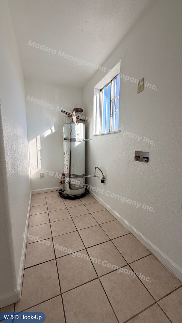 Building Photo - One Bedroom Back house- Available Now!