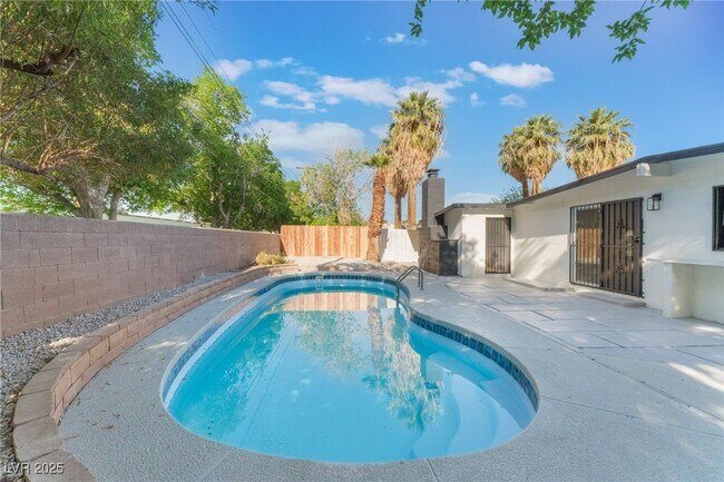 Building Photo - 3320 Osage Ave