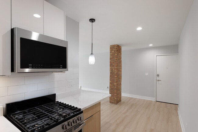 Building Photo - 6758 N Sheridan Rd