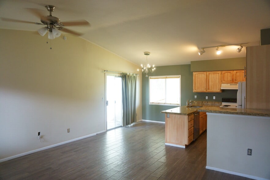 Building Photo - 3304 S Parkside Dr