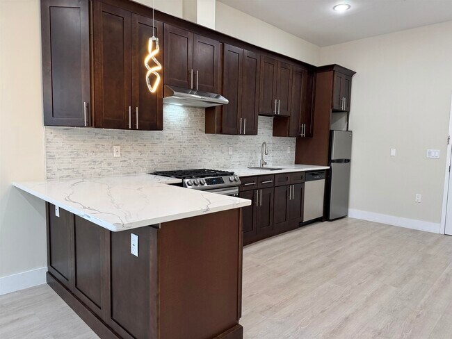 Building Photo - 527 Union Ave